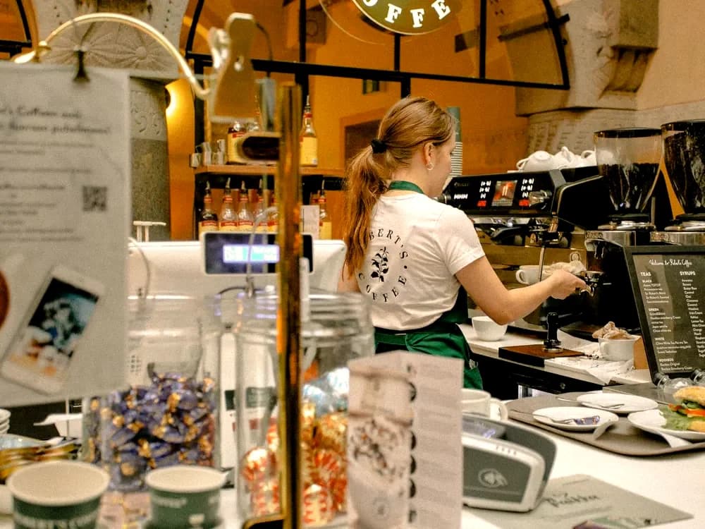 Café-Theke mit Siebträgermaschine