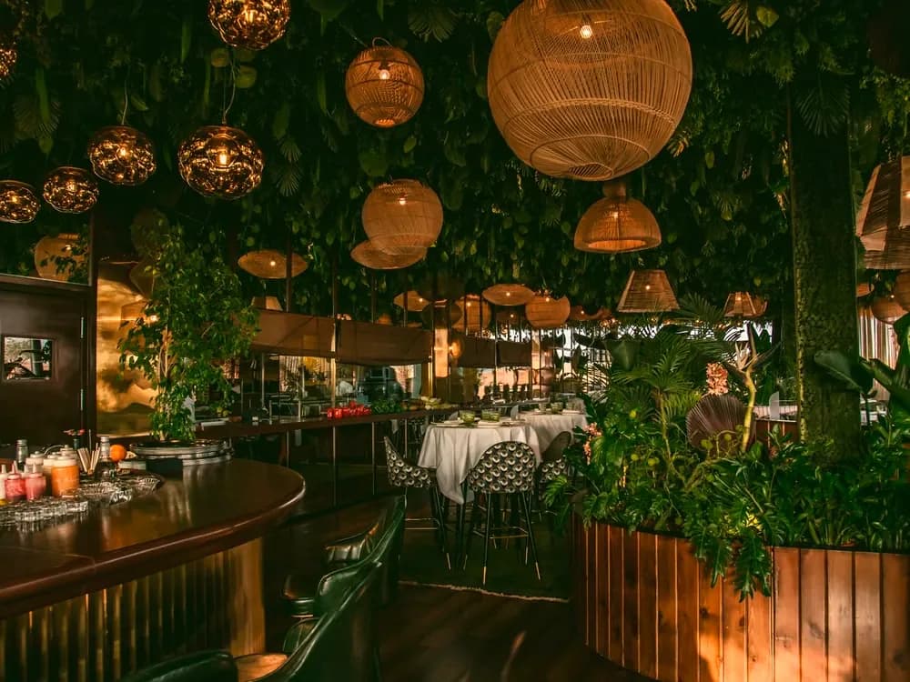 Restaurant-Innenraum mit eingedeckten Tischen
