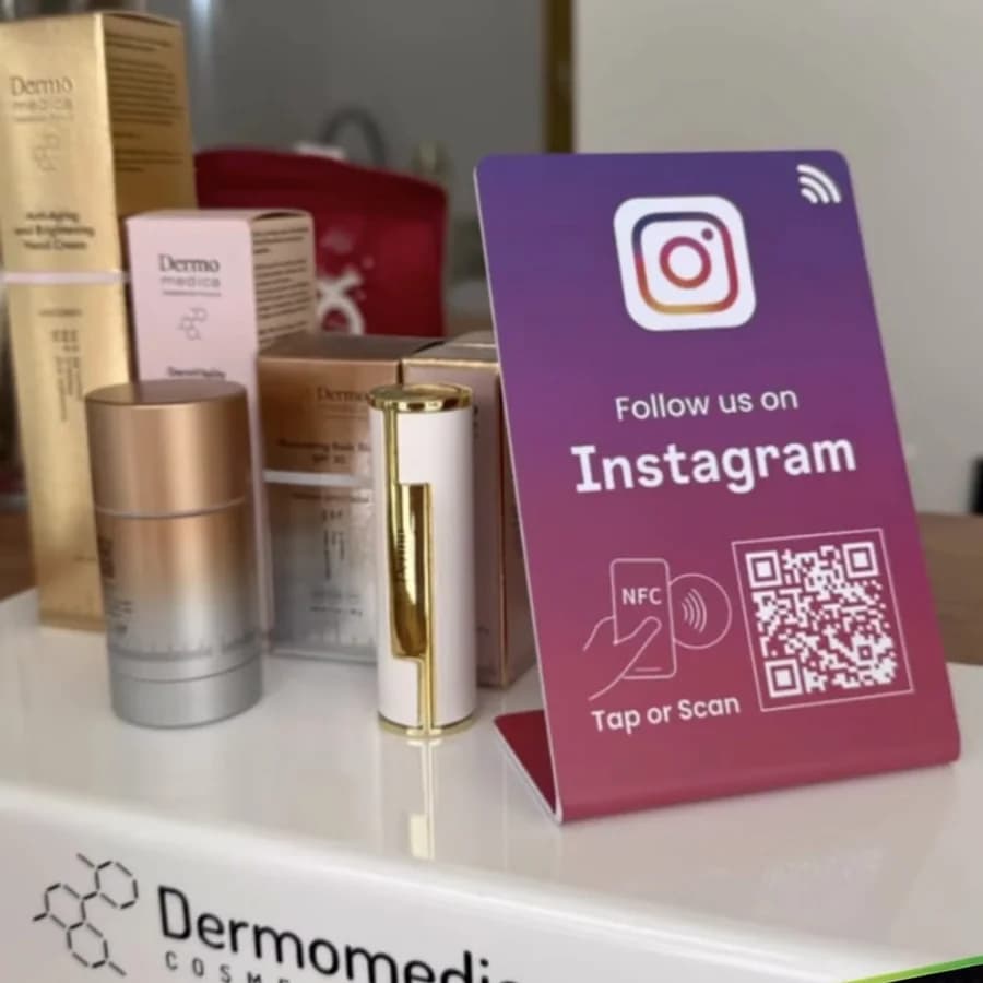 NFC-Aufsteller von tapnow.ch im Einsatz bei Dermomedica
